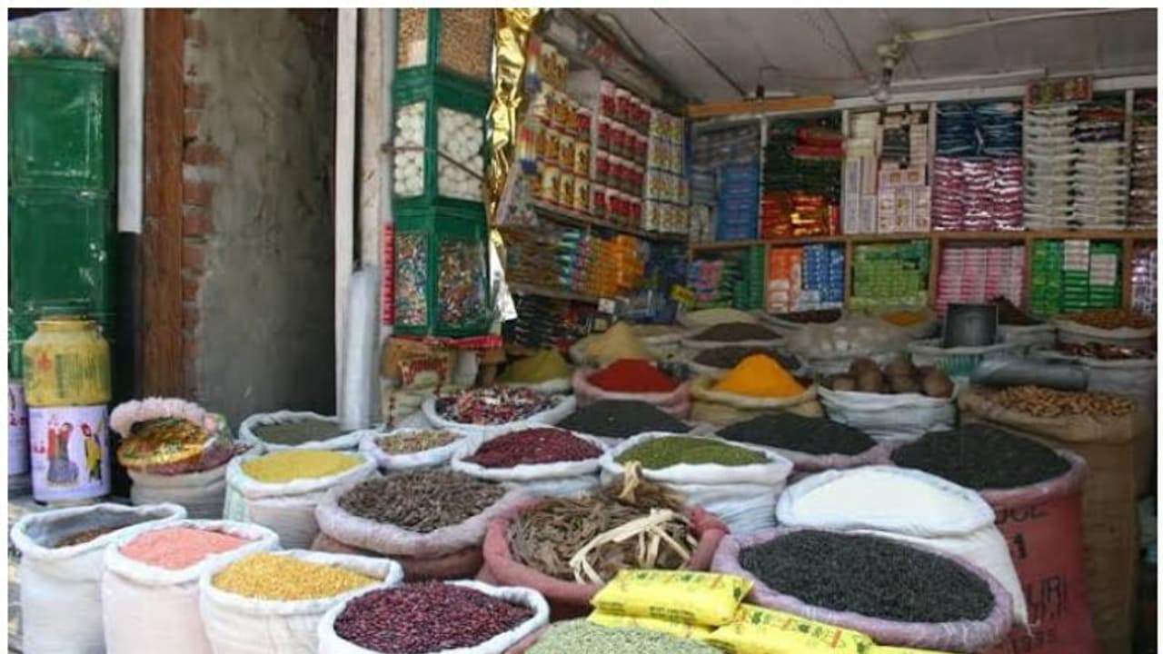 പലചരക്ക് സാധനങ്ങൾക്കും തീവില; പല ഇനങ്ങൾക്കും വില കുത്തനെ കൂടി, ഒരാഴ്ചക്കിടെ 20% വരെ വിലവർധന പലചരക്ക് സാധനങ്ങൾക്കും തീവില; പല ഇനങ്ങൾക്കും വില കുത്തനെ കൂടി, ഒരാഴ്ചക്കിടെ 20% വരെ വിലവർധന