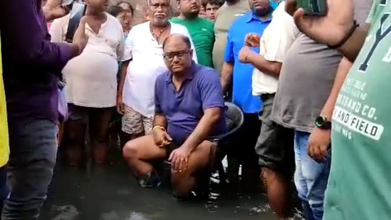 Mamata on MLA: 'রাস্তায় বসে গেছো খালি গায়ে, এ আবার কী', মমতার রোষে হাওড়া উত্তরের বিধায়ক Mamata on MLA: 'রাস্তায় বসে গেছো খালি গায়ে, এ আবার কী', মমতার রোষে হাওড়া উত্তরের বিধায়ক