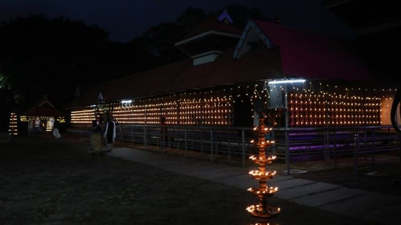 കൊവിഡ് നിയന്ത്രണം: ചക്കുളത്തുകാവ് പൊങ്കാല ചടങ്ങിൽ ഒതുക്കി; കച്ചവടക്കാർക്ക് തിരിച്ചടിയായി കൊവിഡ് നിയന്ത്രണം: ചക്കുളത്തുകാവ് പൊങ്കാല ചടങ്ങിൽ ഒതുക്കി; കച്ചവടക്കാർക്ക് തിരിച്ചടിയായി