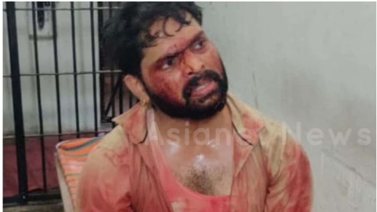 അതിസാഹസികം, സ്റ്റേഷനിൽ നിന്ന് ഓടി വാഹനത്തിന്റെ ചില്ല് തല കൊണ്ട് പൊട്ടിച്ച നാടകീയത; ഗുണ്ട നേതാവ് പിടിയിൽ അതിസാഹസികം, സ്റ്റേഷനിൽ നിന്ന് ഓടി വാഹനത്തിന്റെ ചില്ല് തല കൊണ്ട് പൊട്ടിച്ച നാടകീയത; ഗുണ്ട നേതാവ് പിടിയിൽ