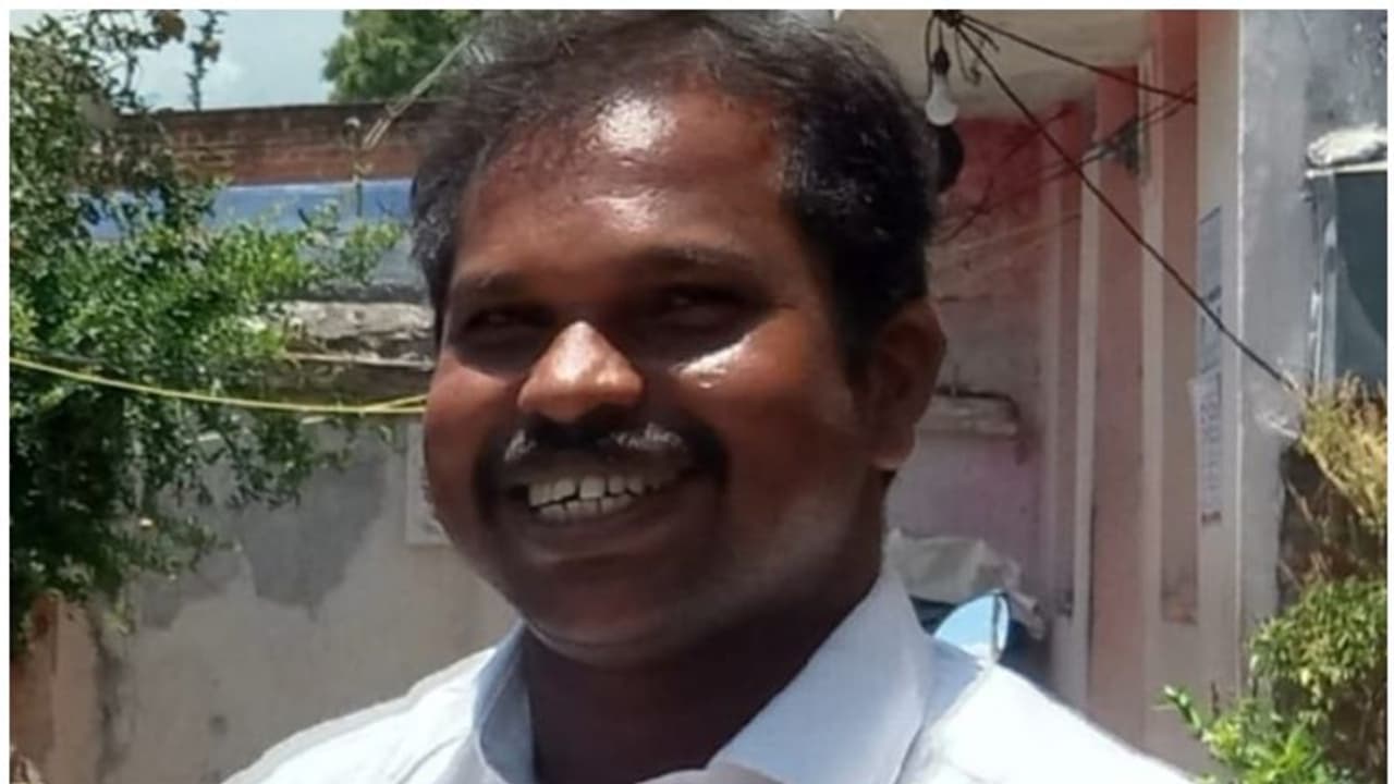 Murder|ഭൂമി തർക്കത്തിലെ വൈരാഗ്യം; അഭിഭാഷകനെ വഴിയോരത്ത് വെട്ടിക്കൊന്നു, നാല് പേർ അറസ്റ്റിൽ Murder|ഭൂമി തർക്കത്തിലെ വൈരാഗ്യം; അഭിഭാഷകനെ വഴിയോരത്ത് വെട്ടിക്കൊന്നു, നാല് പേർ അറസ്റ്റിൽ