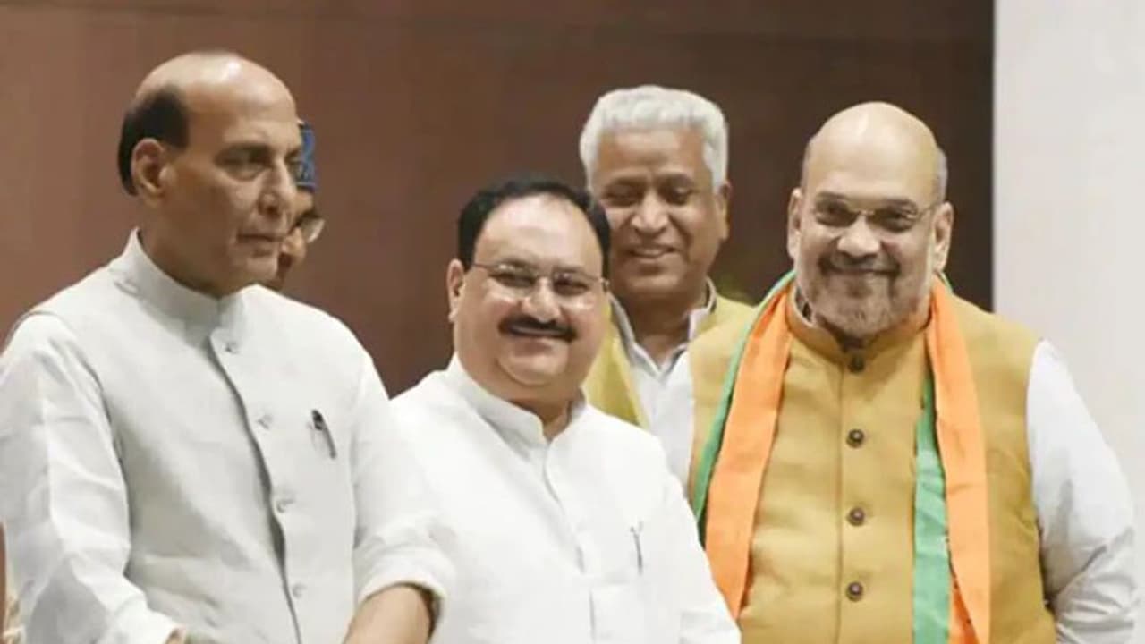 UP Election 2022: BJP ने जीत के लिए बड़े नेताओं को दी जिम्मेदारी, शाह, राजनाथ और नड्डा को बनाया प्रभारी UP Election 2022: BJP ने जीत के लिए बड़े नेताओं को दी जिम्मेदारी, शाह, राजनाथ और नड्डा को बनाया प्रभारी