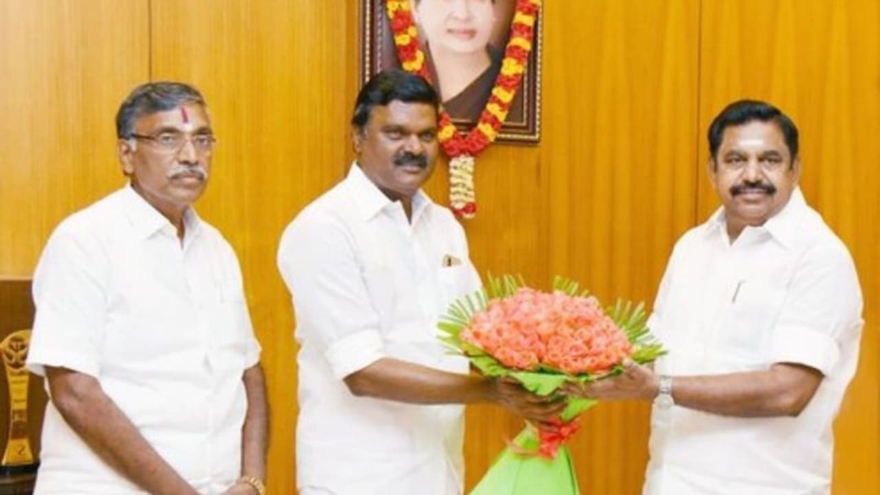 'நெஞ்சு வலிக்கிறது என்னால முடியல' ; போலீசிடம் கெஞ்சி மருத்துவமனையில் சேர்ந்த அதிமுக பிரமுகர் 'நெஞ்சு வலிக்கிறது என்னால முடியல' ; போலீசிடம் கெஞ்சி மருத்துவமனையில் சேர்ந்த அதிமுக பிரமுகர்