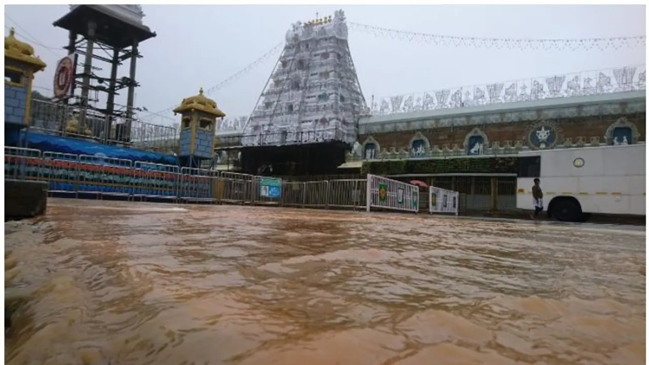 Rain| ತಿರುಪತಿ ಡ್ಯಾಂನಲ್ಲಿ ಬಿರುಕು : ಸುರಕ್ಷಿತ ಸ್ಥಳಗಳಿಗೆ ತೆರಳಲು ಜನರಿಗೆ ಸೂಚನೆ Rain| ತಿರುಪತಿ ಡ್ಯಾಂನಲ್ಲಿ ಬಿರುಕು : ಸುರಕ್ಷಿತ ಸ್ಥಳಗಳಿಗೆ ತೆರಳಲು ಜನರಿಗೆ ಸೂಚನೆ