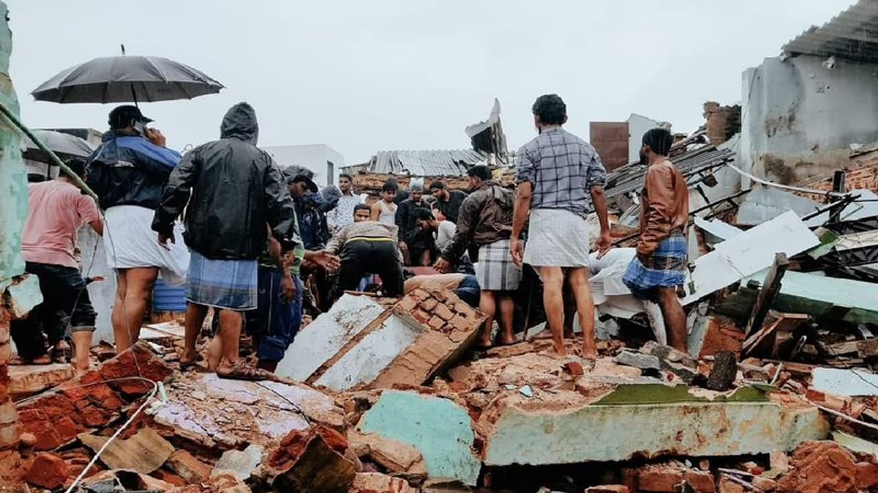 Tamilnadu rain live updates| തമിഴ്നാട്ടിൽ മഴക്കെടുതി രൂക്ഷം; വെല്ലൂരിൽ വീടിന് മേൽ മതിലിടിഞ്ഞ് വീണ് 9 മരണം