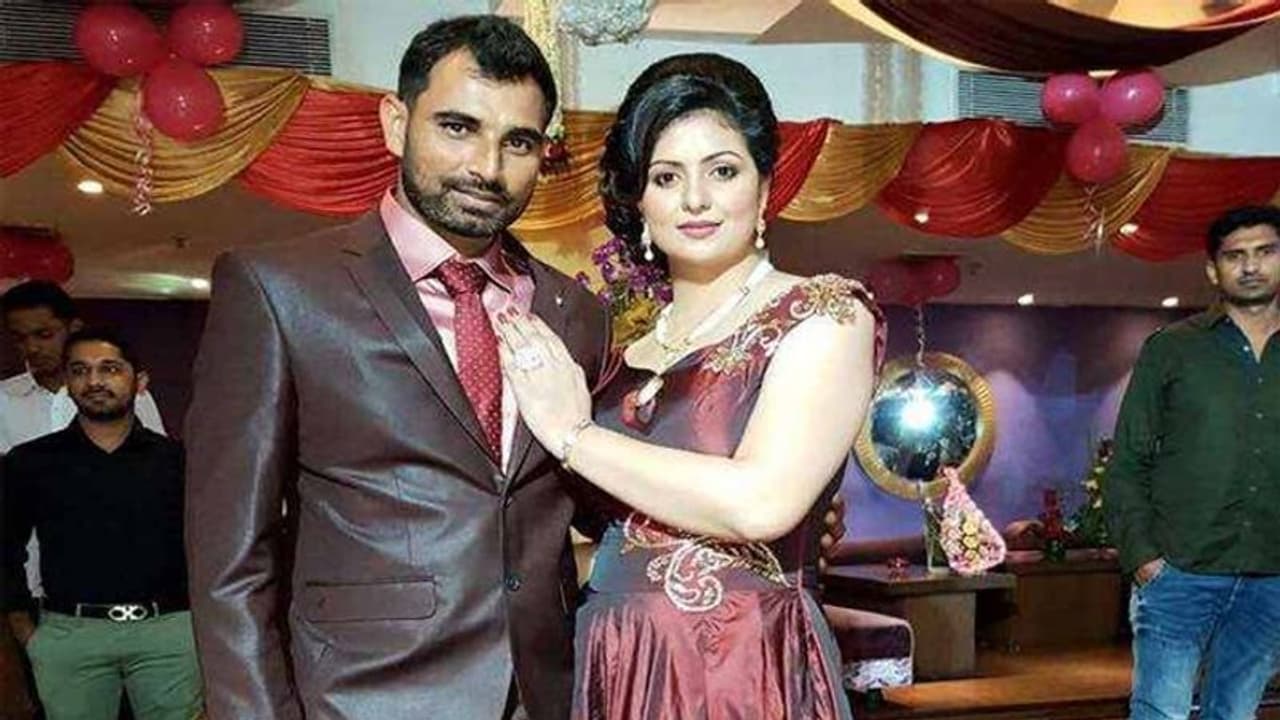 'തലാഖ് നിരോധിക്കണം'; ക്രിക്കറ്റ് താരം മുഹമ്മദ് ഷമിയുടെ ഭാര്യ ഹസിൻ ജഹാൻ സുപ്രീംകോടതിയിൽ 'തലാഖ് നിരോധിക്കണം'; ക്രിക്കറ്റ് താരം മുഹമ്മദ് ഷമിയുടെ ഭാര്യ ഹസിൻ ജഹാൻ സുപ്രീംകോടതിയിൽ