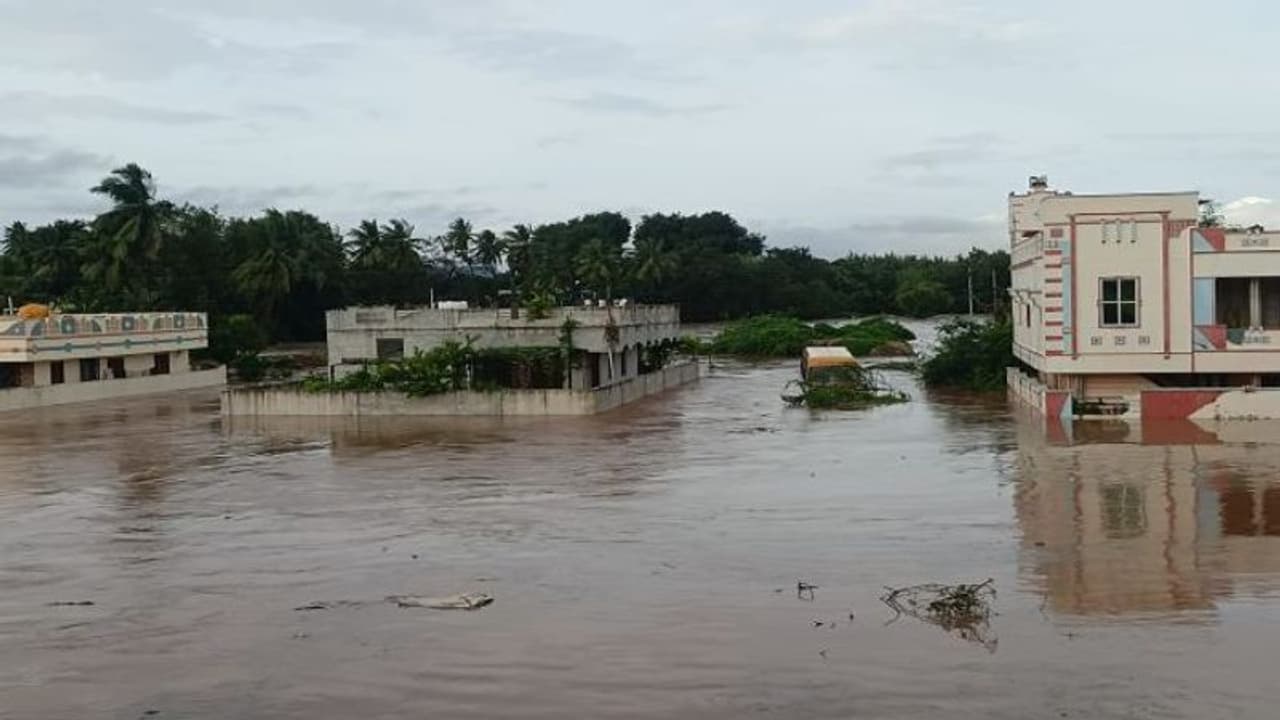 Kadapa Rains: సీఎం సొంత జిల్లాలో వర్షబీభత్సం... వరదల్లో కొట్టుకుపోయిన 30మంది, మూడు మృతదేహాలు లభ్యం Kadapa Rains: సీఎం సొంత జిల్లాలో వర్షబీభత్సం... వరదల్లో కొట్టుకుపోయిన 30మంది, మూడు మృతదేహాలు లభ్యం