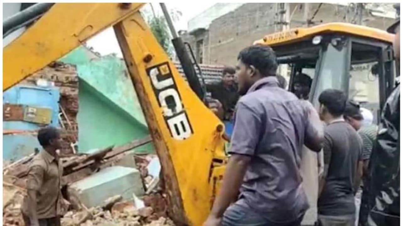 Tamilnadu rain | കനത്ത മഴ: തമിഴ്‌നാട്ടില്‍ വീടിന്റെ മതില്‍ തകര്‍ന്ന് കുട്ടികളടക്കം ഒമ്പത് പേര്‍ മരിച്ചു