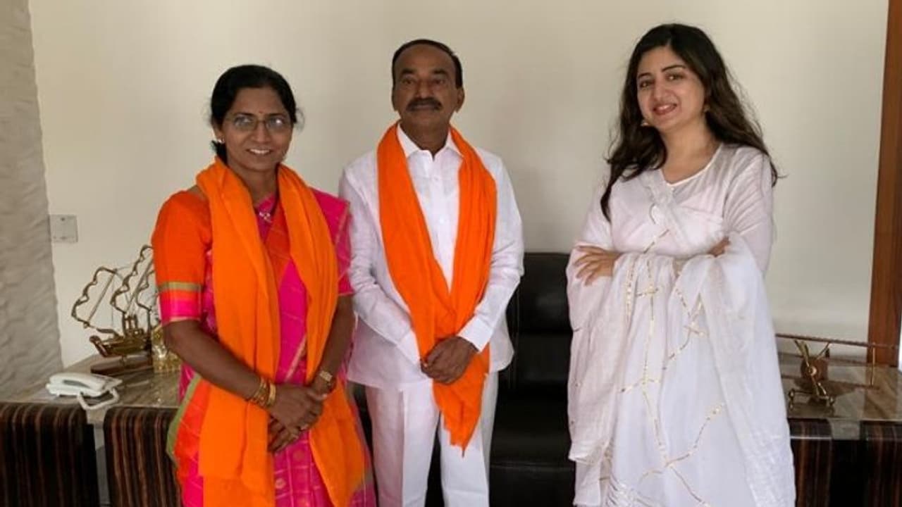 ఎమ్మెల్యే ఈటెల రాజేందర్ కి పూనమ్ కౌర్ శుభాకాంక్షలు.. గాల్లోకి పావురాలు ఎమ్మెల్యే ఈటెల రాజేందర్ కి పూనమ్ కౌర్ శుభాకాంక్షలు.. గాల్లోకి పావురాలు