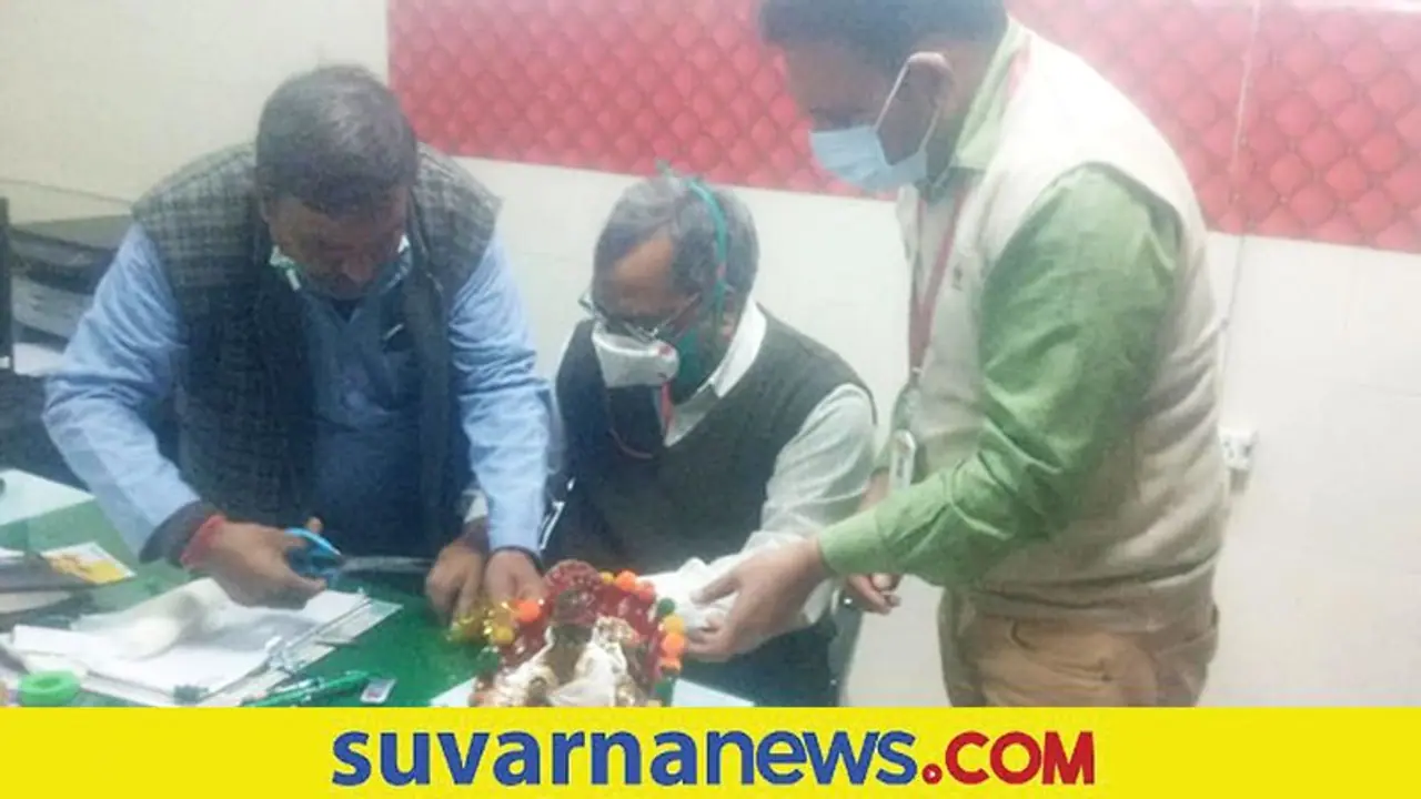 ಪೂಜೆ ವೇಳೆ ದೇವರ ಮೂರ್ತಿಗೆ ಹಾನಿ : ಚಿಕಿತ್ಸೆ ನೀಡಿ ಎಂದು ವೈದ್ಯರ ಮೊರೆ ಹೋದ ಅರ್ಚಕ! ಪೂಜೆ ವೇಳೆ ದೇವರ ಮೂರ್ತಿಗೆ ಹಾನಿ : ಚಿಕಿತ್ಸೆ ನೀಡಿ ಎಂದು ವೈದ್ಯರ ಮೊರೆ ಹೋದ ಅರ್ಚಕ!