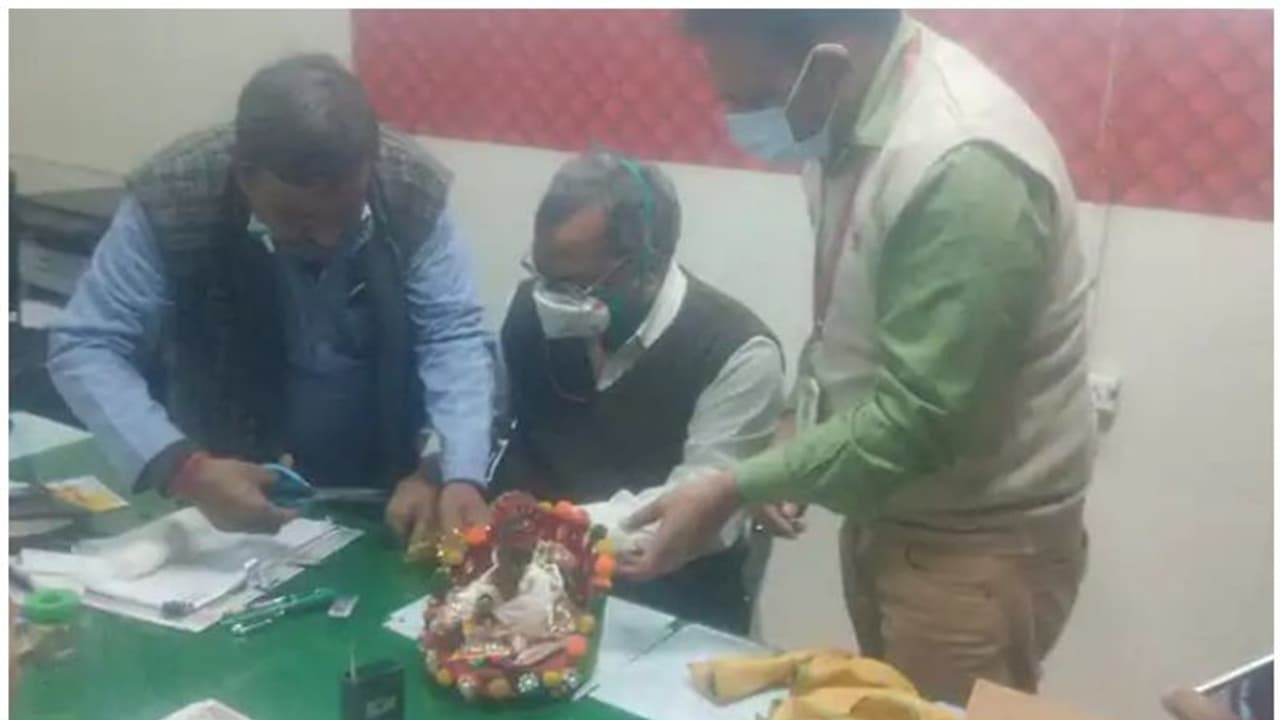 കുളിപ്പിക്കുന്നതിനിടെ കൃഷ്ണ വിഗ്രഹത്തിന് പരിക്കേറ്റു; ചികിത്സിക്കാന് ആശുപത്രിയിലെത്തിച്ച് പൂജാരി കുളിപ്പിക്കുന്നതിനിടെ കൃഷ്ണ വിഗ്രഹത്തിന് പരിക്കേറ്റു; ചികിത്സിക്കാന് ആശുപത്രിയിലെത്തിച്ച് പൂജാരി