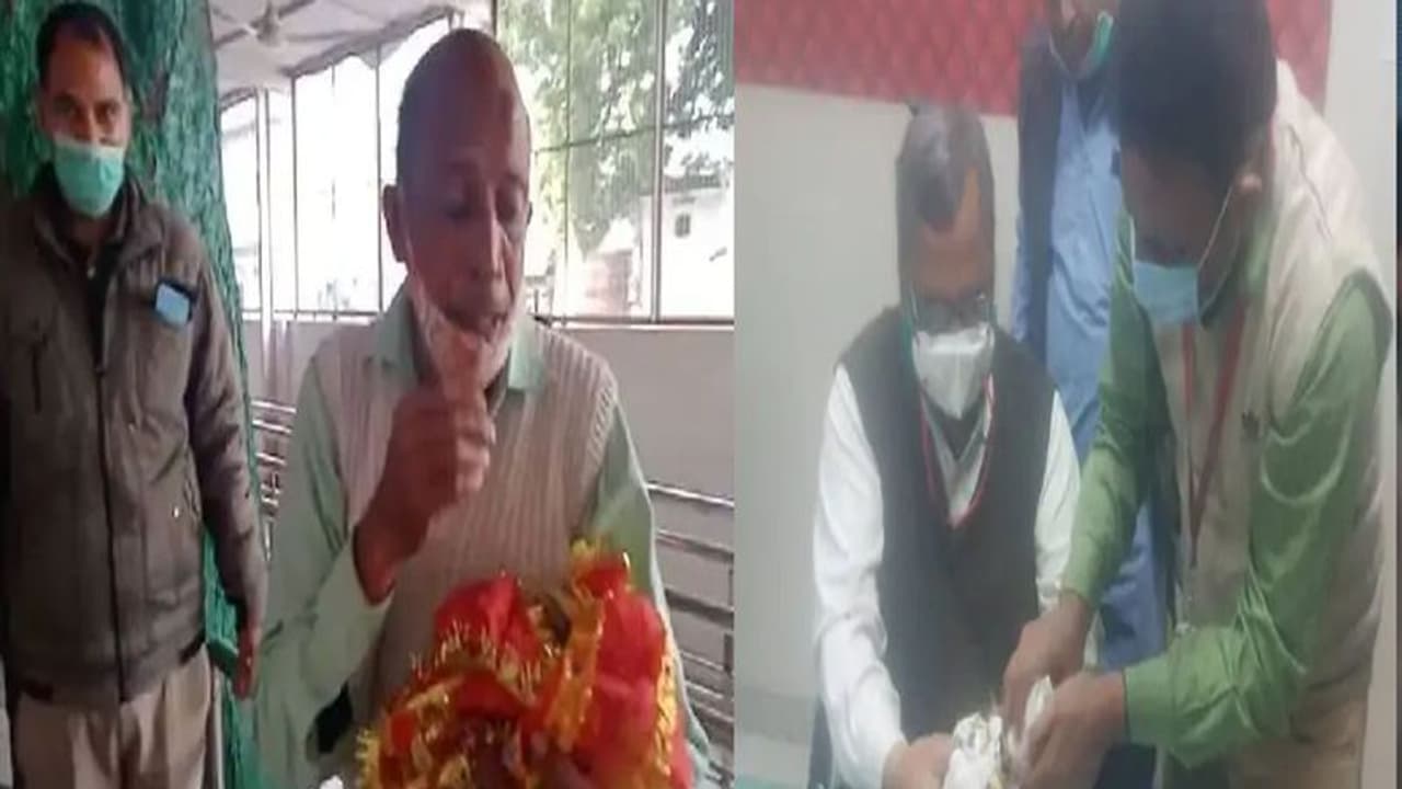 एक भक्त ऐसा भी : पूजा करते समय लड्डू गोपाल का हाथ टूटा,बिलख बिलख कर रोने लगा पुजारी,मरहम पट्टी कराने पहुंचा एक भक्त ऐसा भी : पूजा करते समय लड्डू गोपाल का हाथ टूटा,बिलख बिलख कर रोने लगा पुजारी,मरहम पट्टी कराने पहुंचा