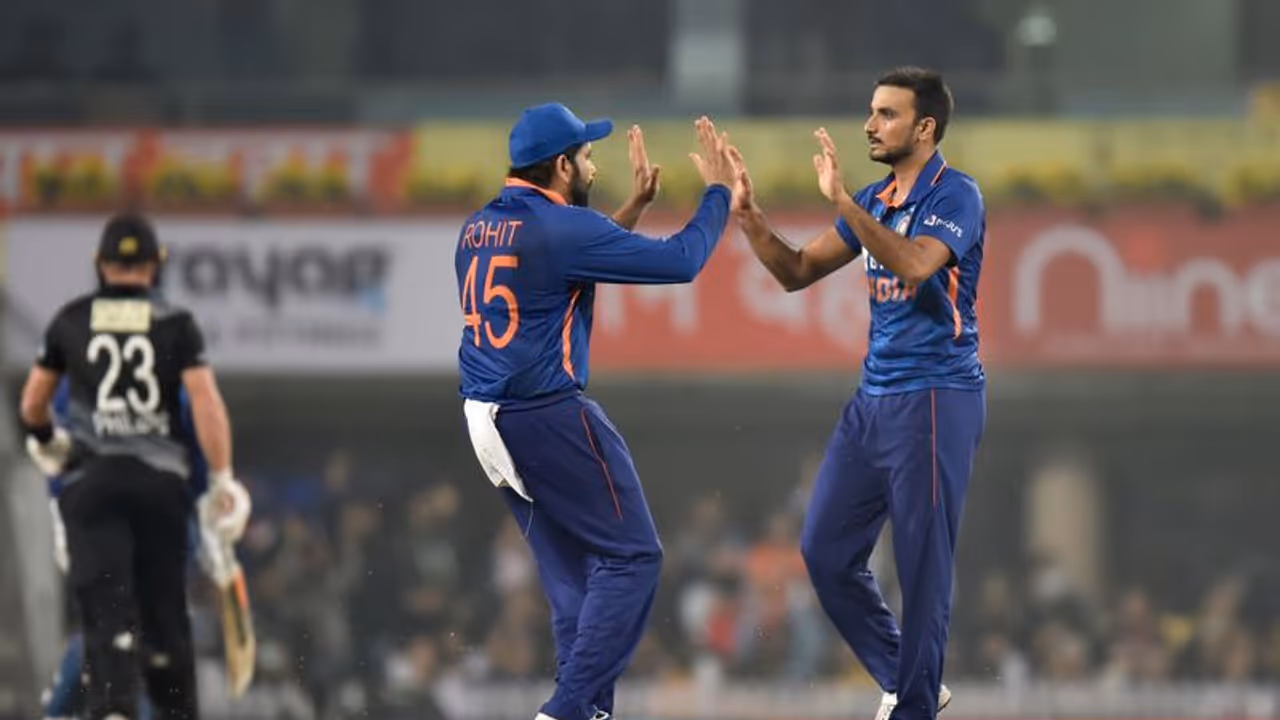 IND vs NZ அறிமுக போட்டியில் அசத்தலாக பந்துவீசிய ஹர்ஷல் படேல்..! இந்தியாவிற்கு எளிய இலக்கை நிர்ணயித்த நியூசி., IND vs NZ அறிமுக போட்டியில் அசத்தலாக பந்துவீசிய ஹர்ஷல் படேல்..! இந்தியாவிற்கு எளிய இலக்கை நிர்ணயித்த நியூசி.,