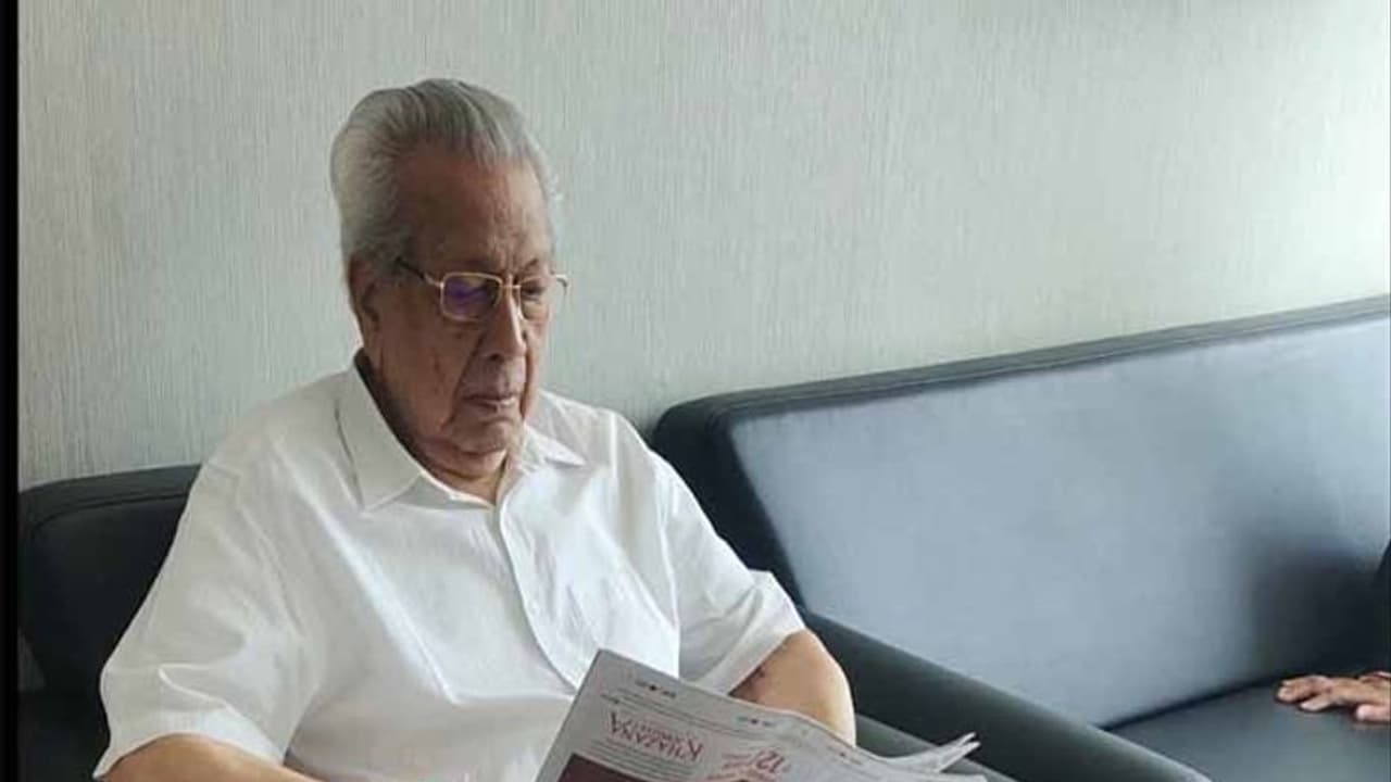 కోలుకొంటున్న ఏపీ గవర్నర్ బిశ్వభూషణ్: సెక్రటరీ ఆర్పీ సిసోడియా కోలుకొంటున్న ఏపీ గవర్నర్ బిశ్వభూషణ్: సెక్రటరీ ఆర్పీ సిసోడియా