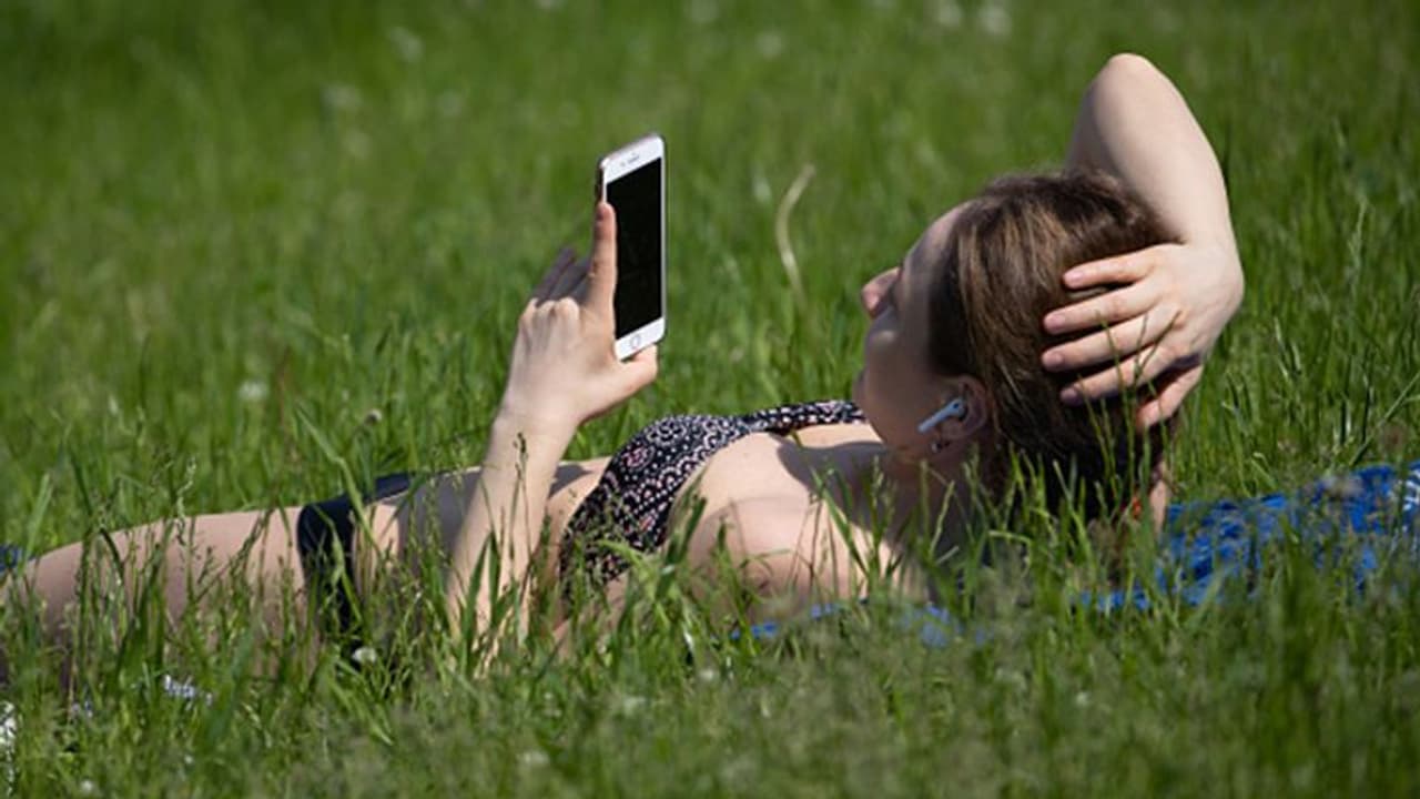 मोबाइल रिपेयर के बहाने लड़कियों की प्राइवेट तस्वीरें देखने वाले की खुली पोल, घिनौनी करतूत करते हुए पकड़ाया