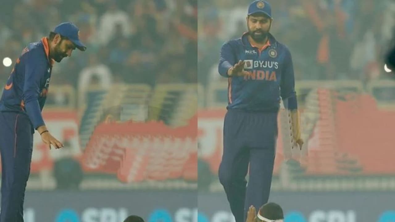 IND vs NZ: रोहित शर्मा का पैर छुने मैदान में घुसा फैन, नतमस्तक हुआ, 'हिटमैन' ने भी दिया आशीर्वाद, देखें Video IND vs NZ: रोहित शर्मा का पैर छुने मैदान में घुसा फैन, नतमस्तक हुआ, 'हिटमैन' ने भी दिया आशीर्वाद, देखें Video