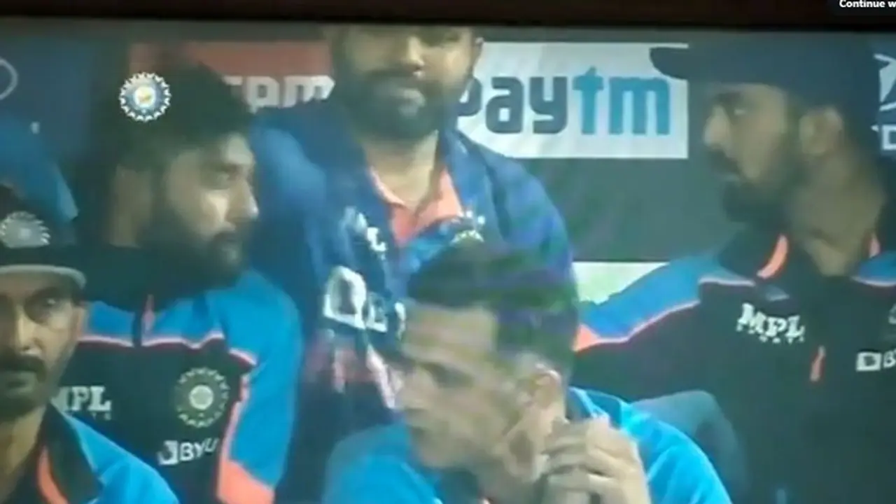 IND vs NZ: ಡಗೌಟ್‌ನಲ್ಲಿ ಕುಳಿತಿದ್ದ ಮೊಹಮ್ಮದ್ ಸಿರಾಜ್ ತಲೆಗೆ ಹೊಡೆದ ರೋಹಿತ್ ಶರ್ಮಾ, ವಿಡಿಯೋ ವೈರಲ್!