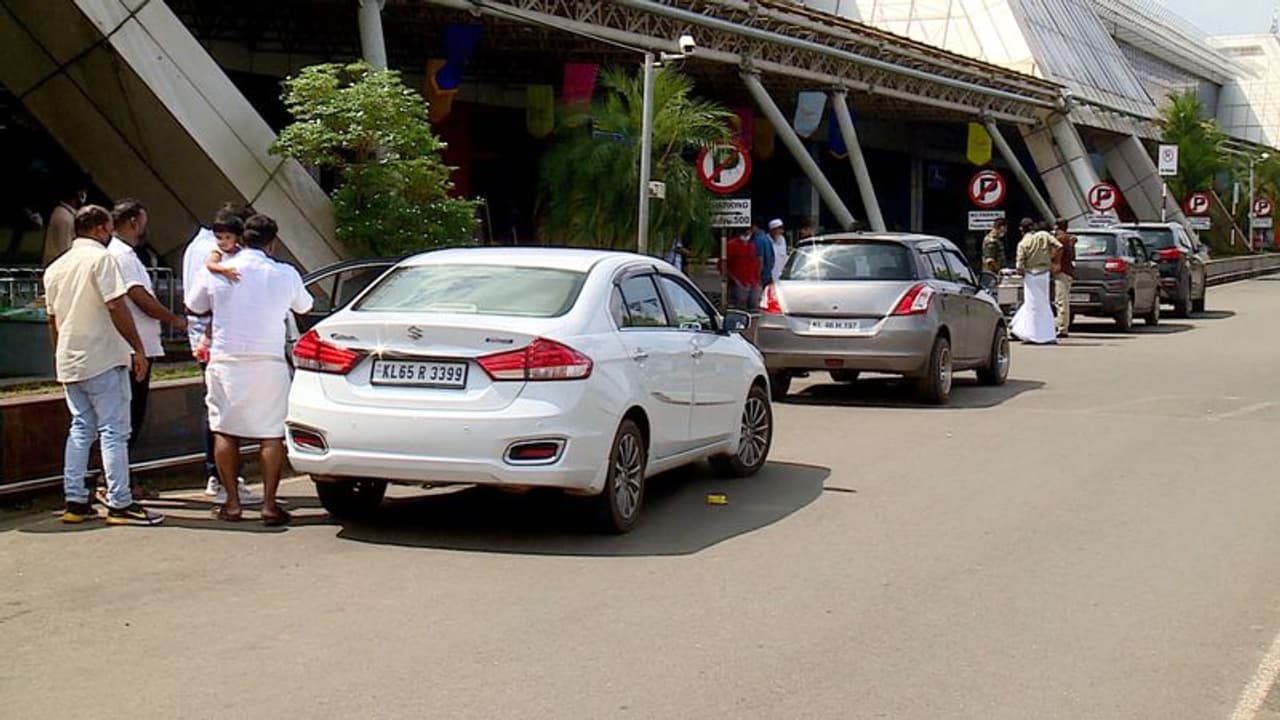 Karipur Airport|ടെർമിനലിനടുത്ത് മൂന്ന് മിനിറ്റിലധികം വണ്ടിയിട്ടാൽ കീശകീറും; കരിപ്പൂരിൽ പാർക്കിംഗ് ഫീസ് കൊള്ള Karipur Airport|ടെർമിനലിനടുത്ത് മൂന്ന് മിനിറ്റിലധികം വണ്ടിയിട്ടാൽ കീശകീറും; കരിപ്പൂരിൽ പാർക്കിംഗ് ഫീസ് കൊള്ള