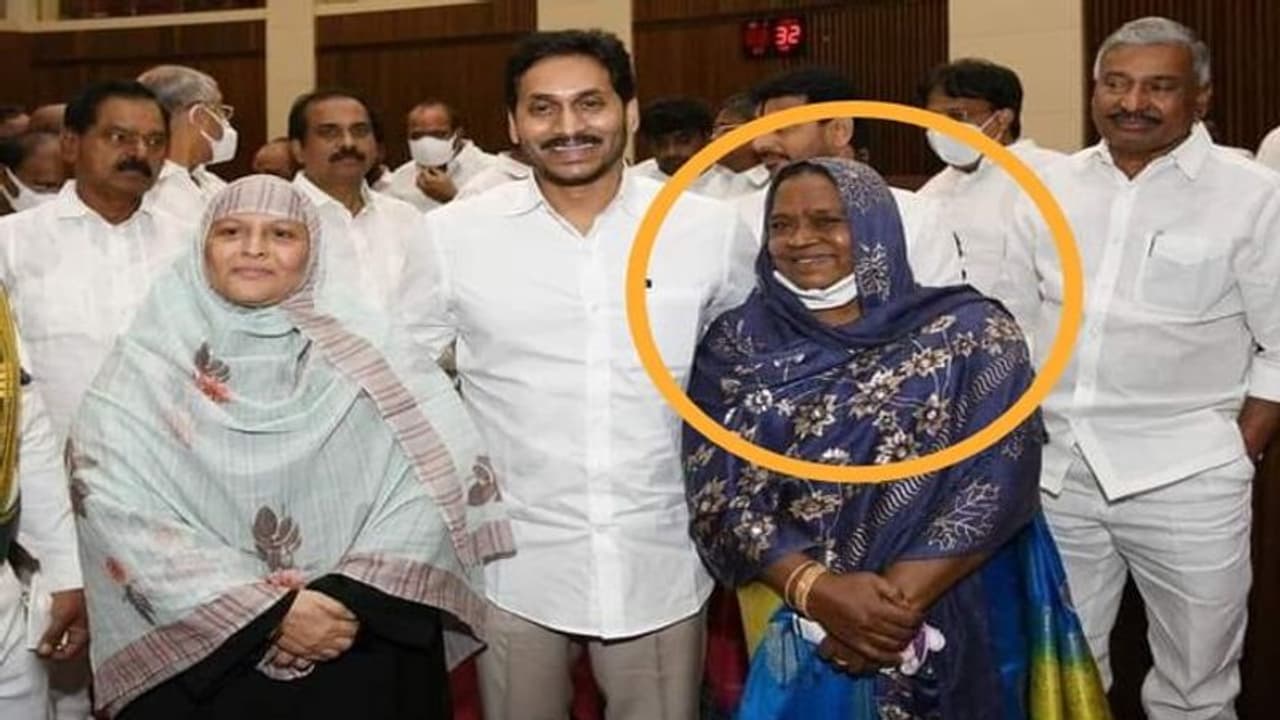 Karimunnisa: వైసీపీలో తీవ్ర విషాదం.. ఎమ్మెల్సీ కరీమున్నీసా అకస్మిక మృతి Karimunnisa: వైసీపీలో తీవ్ర విషాదం.. ఎమ్మెల్సీ కరీమున్నీసా అకస్మిక మృతి