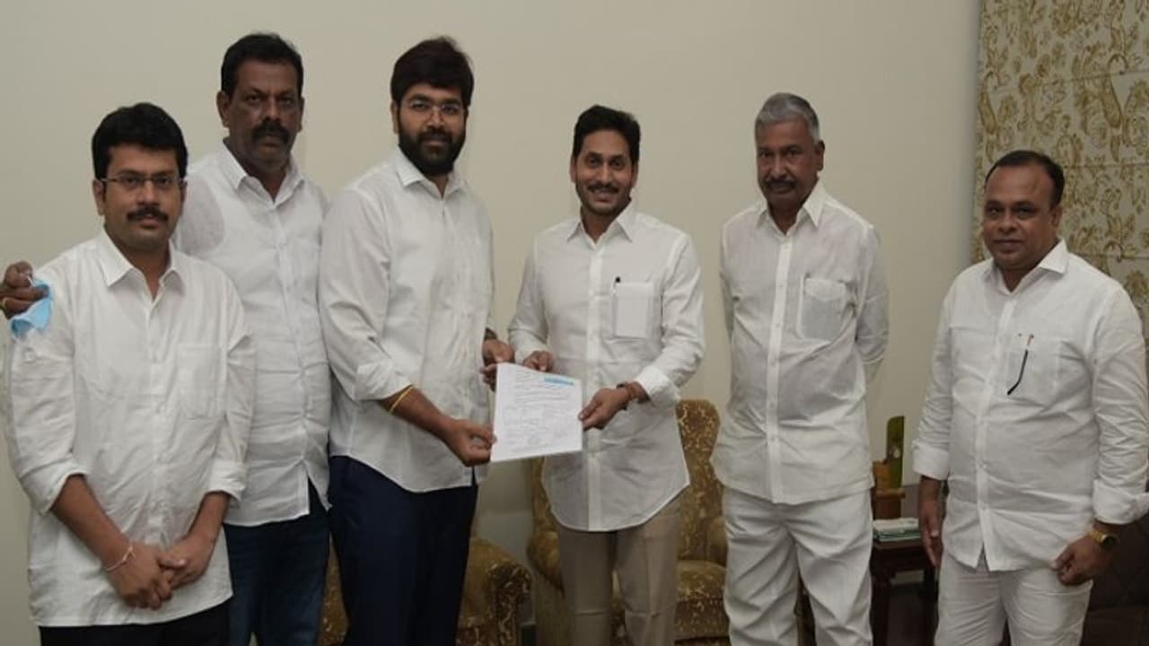 జగన్ను కలిసిన కుప్పం వైఎస్ఆర్సీపీ సమన్వయకర్త కృష్ణరాఘవ జయేంద్రభరత్.. జగన్ను కలిసిన కుప్పం వైఎస్ఆర్సీపీ సమన్వయకర్త కృష్ణరాఘవ జయేంద్రభరత్..