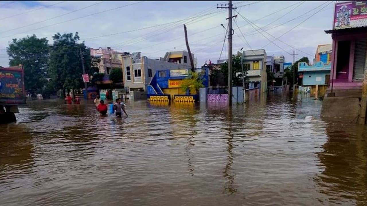 Heavy Rains: నెల్లూరు, చిత్తూరు జిల్లాల్లో రాత్రి నుంచి భారీ వర్షాలు.. ఆందోళన చెందుతున్న ప్రజలు.. Heavy Rains: నెల్లూరు, చిత్తూరు జిల్లాల్లో రాత్రి నుంచి భారీ వర్షాలు.. ఆందోళన చెందుతున్న ప్రజలు..