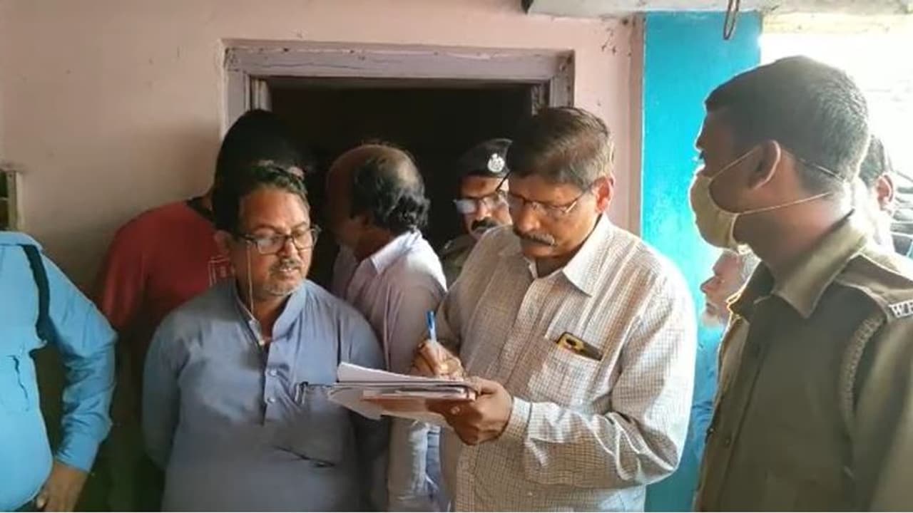 Student Suicide: টেবিলে গোছানো রয়েছে ব্যাগ, ব্যাঙ্গালুরু যাওয়ার আগে উদ্ধার মেডিক্যাল পড়ুয়ার দেহ Student Suicide: টেবিলে গোছানো রয়েছে ব্যাগ, ব্যাঙ্গালুরু যাওয়ার আগে উদ্ধার মেডিক্যাল পড়ুয়ার দেহ