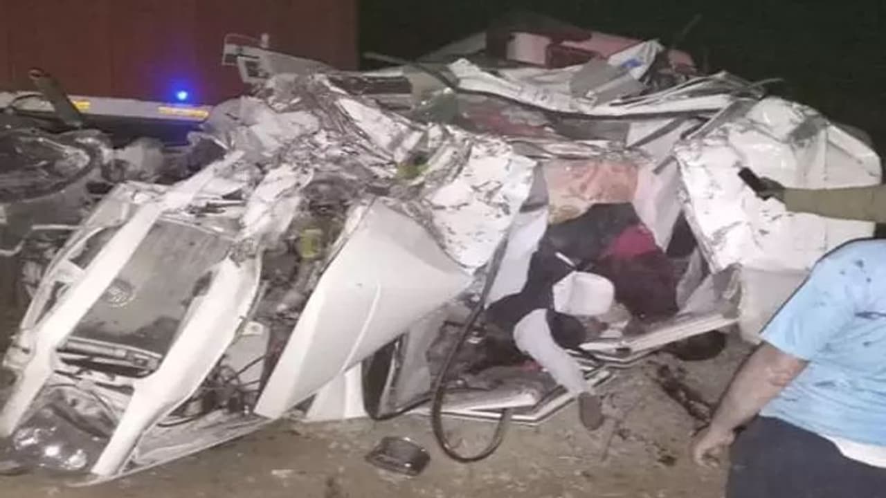 गुजरात में रफ्तार बनी काल: भयानक हादसे में 5 लोगों की स्पॉट पर मौत, जो जिंदा बचा वो भी खून से सन चुका था गुजरात में रफ्तार बनी काल: भयानक हादसे में 5 लोगों की स्पॉट पर मौत, जो जिंदा बचा वो भी खून से सन चुका था