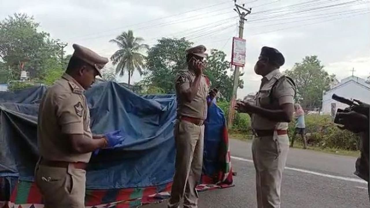 కృష్ణాజిల్లా మైలవరంలో గుర్తు తెలియని మృతదేహం కలకలం... (వీడియో) కృష్ణాజిల్లా మైలవరంలో గుర్తు తెలియని మృతదేహం కలకలం... (వీడియో)