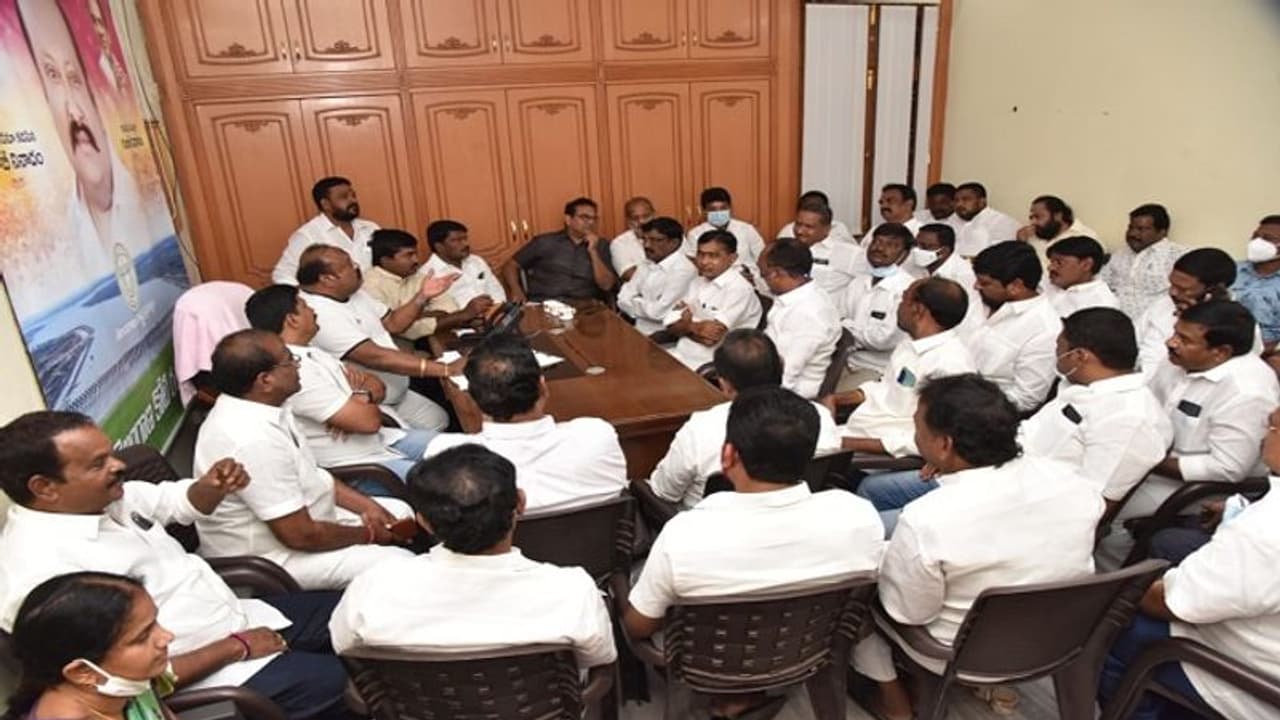 MLC Elections 2021: అభ్యర్థి ఎంపికలో ముఖ్యమంత్రి కేసీఆర్, పార్టీ నిర్ణయమే ఫైనల్.. గంగుల కమలాకర్ (వీడియో)