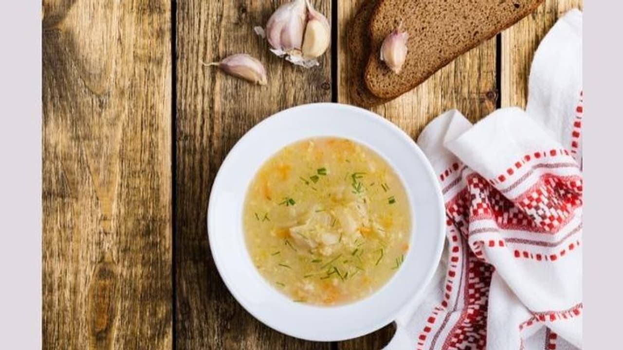 Healthy Soup: इस बार सर्दियों में जरूर ट्राई करें लहसुन का टेस्टी सूप, जानें बनाने की विधि Healthy Soup: इस बार सर्दियों में जरूर ट्राई करें लहसुन का टेस्टी सूप, जानें बनाने की विधि
