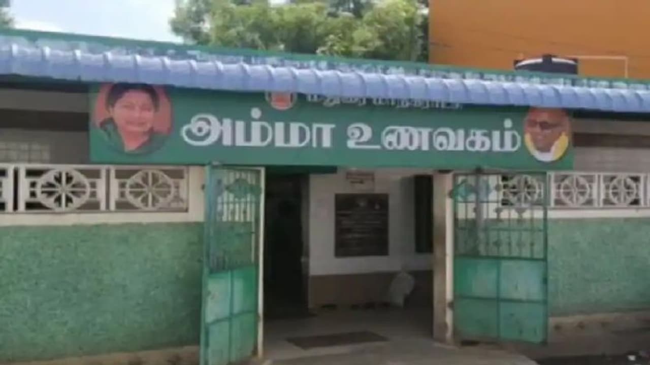 அம்மா உணவகத்தில் கலைஞர் புகைபடம் வைரல்.. இத்தோடு நிறுத்திகோங்க – அமைச்சர் கண்டனம் அம்மா உணவகத்தில் கலைஞர் புகைபடம் வைரல்.. இத்தோடு நிறுத்திகோங்க – அமைச்சர் கண்டனம்