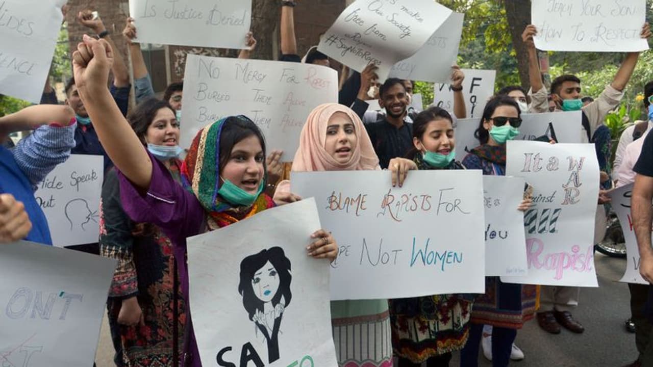 Pakistan| മതസമിതി കണ്ണുരുട്ടി; ബലാത്സംഗ പ്രതികളുടെ ലൈംഗികശേഷി ഇല്ലാതാക്കുന്ന നിയമം പിന്വലിച്ചു Pakistan| മതസമിതി കണ്ണുരുട്ടി; ബലാത്സംഗ പ്രതികളുടെ ലൈംഗികശേഷി ഇല്ലാതാക്കുന്ന നിയമം പിന്വലിച്ചു