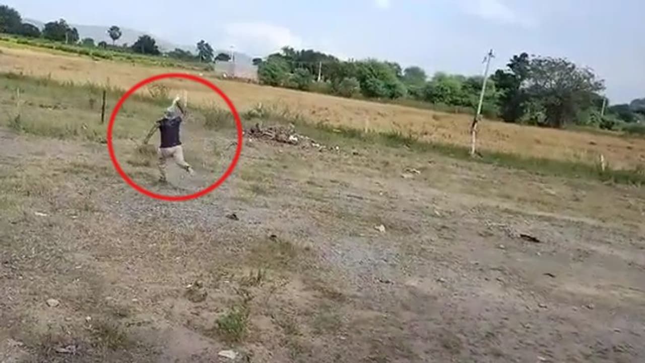 మద్యం షాపుల కేటాయింపు: డ్రా నిలిపేశారంటూ యువకుడి ఆత్మహత్యాయత్నం... పెట్రోల్ పోసుకుని పొలాల్లోకి పరుగు మద్యం షాపుల కేటాయింపు: డ్రా నిలిపేశారంటూ యువకుడి ఆత్మహత్యాయత్నం... పెట్రోల్ పోసుకుని పొలాల్లోకి పరుగు