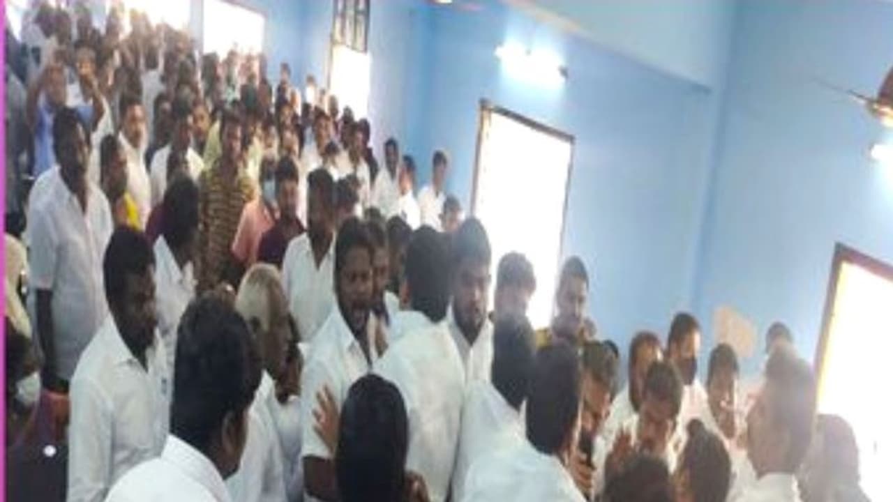 ‘சண்டையில கிழியாத சட்டை எங்க இருக்கு ! ‘ வேட்புமனு கொடுக்க வந்த இடத்தில் திமுகவினரிடையே ஏற்பட்ட 'கைகலப்பு' ‘சண்டையில கிழியாத சட்டை எங்க இருக்கு ! ‘ வேட்புமனு கொடுக்க வந்த இடத்தில் திமுகவினரிடையே ஏற்பட்ட 'கைகலப்பு'