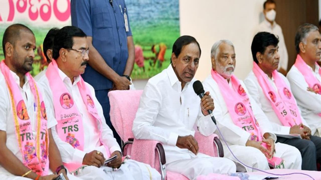 700 మంది చనిపోయారు, రైతులకు సారీ చెబితే చాలా.... రేపు ఢిల్లీలో తాడోపేడో : కేసీఆర్ 700 మంది చనిపోయారు, రైతులకు సారీ చెబితే చాలా.... రేపు ఢిల్లీలో తాడోపేడో : కేసీఆర్