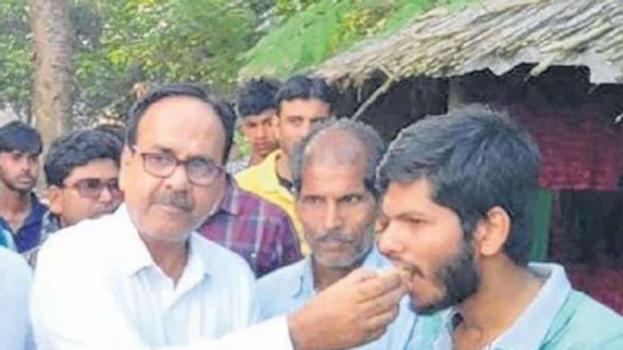 Murshidabad: দিনবদলের গল্প, স্টেথোস্কোপ গলায় নতুন স্বপ্ন মজুরের ছেলের চোখে Murshidabad: দিনবদলের গল্প, স্টেথোস্কোপ গলায় নতুন স্বপ্ন মজুরের ছেলের চোখে