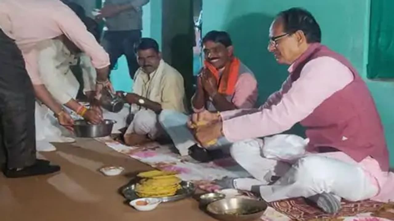 CM Shivraj ने गरीब के घर खाई चने की भाजी और मक्के की रोटी, बोले मजा आ गया..ऐसा स्वाद कहीं नहीं होगा CM Shivraj ने गरीब के घर खाई चने की भाजी और मक्के की रोटी, बोले मजा आ गया..ऐसा स्वाद कहीं नहीं होगा