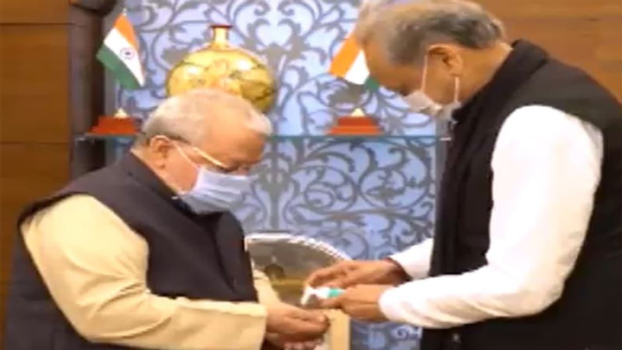 Rajasthan: 11 कैबिनेट और 4 नए राज्यमंत्री लेंगे शपथ, गहलोत की नई टीम में इन्हें मिली जगह Rajasthan: 11 कैबिनेट और 4 नए राज्यमंत्री लेंगे शपथ, गहलोत की नई टीम में इन्हें मिली जगह