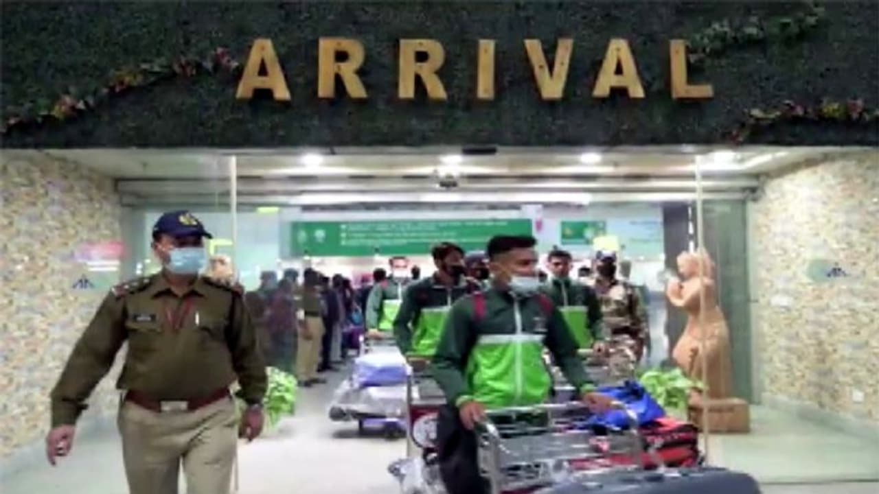 Junior Hockey World Cup 2021: पाकिस्तान की टीम पहुंची भुवनेश्वर, 24 को है पहला मैच Junior Hockey World Cup 2021: पाकिस्तान की टीम पहुंची भुवनेश्वर, 24 को है पहला मैच