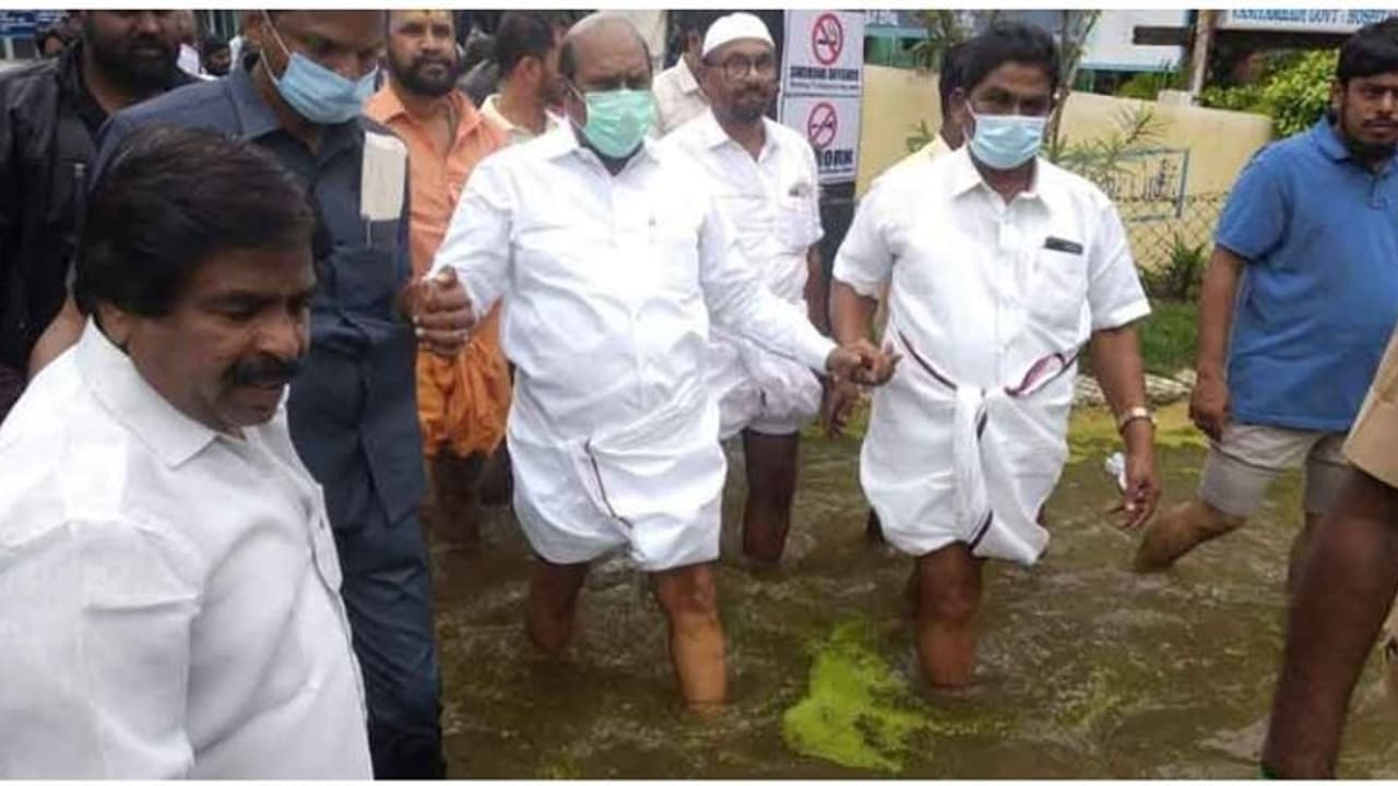 எங்களால் ஜீபூம்பா வேலையெல்லாம் செய்ய முடியாது.. வழிமறித்த மக்களிடம் எகிறிய அமைச்சர்..! எங்களால் ஜீபூம்பா வேலையெல்லாம் செய்ய முடியாது.. வழிமறித்த மக்களிடம் எகிறிய அமைச்சர்..!