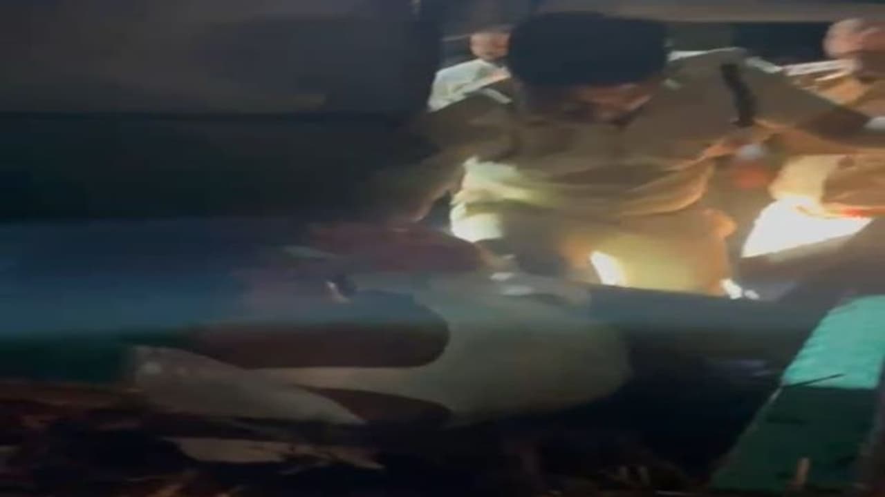 పోలీసులు చితకబాదడంతో ప్రాణాపాయ స్థితిలో దళిత నేత... ఏం జరిగినా జగన్ దే బాధ్యత: అచ్చెన్నాయుడు (వీడియో)