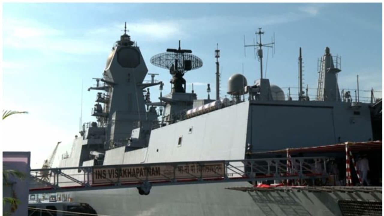 ഐഎൻഎസ് വിശാഖപട്ടണം രാജ്യത്തിന് സമർപ്പിച്ചു; ആത്മ നിർഭർ ഭാരതിനുള്ള ഉത്തരമാണ് ഇതെന്ന് രാജ്നാഥ് സിംഗ്