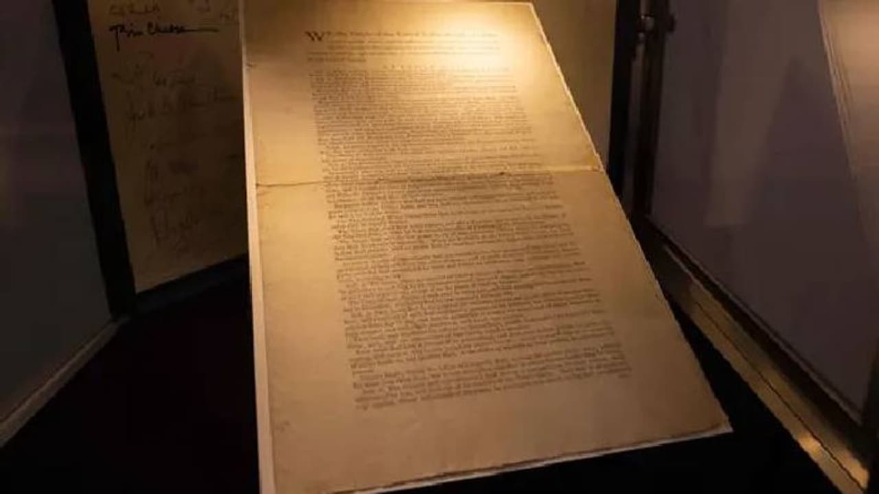 യുഎസ്സ് ഭരണഘടനയുടെ യഥാർത്ഥ പ്രതി വിറ്റുപോയത് 43.2 മില്യൺ ഡോളറിന്, ചരിത്രവിൽപന, കിട്ടിയ വില കേട്ട് ഞെട്ടൽ യുഎസ്സ് ഭരണഘടനയുടെ യഥാർത്ഥ പ്രതി വിറ്റുപോയത് 43.2 മില്യൺ ഡോളറിന്, ചരിത്രവിൽപന, കിട്ടിയ വില കേട്ട് ഞെട്ടൽ