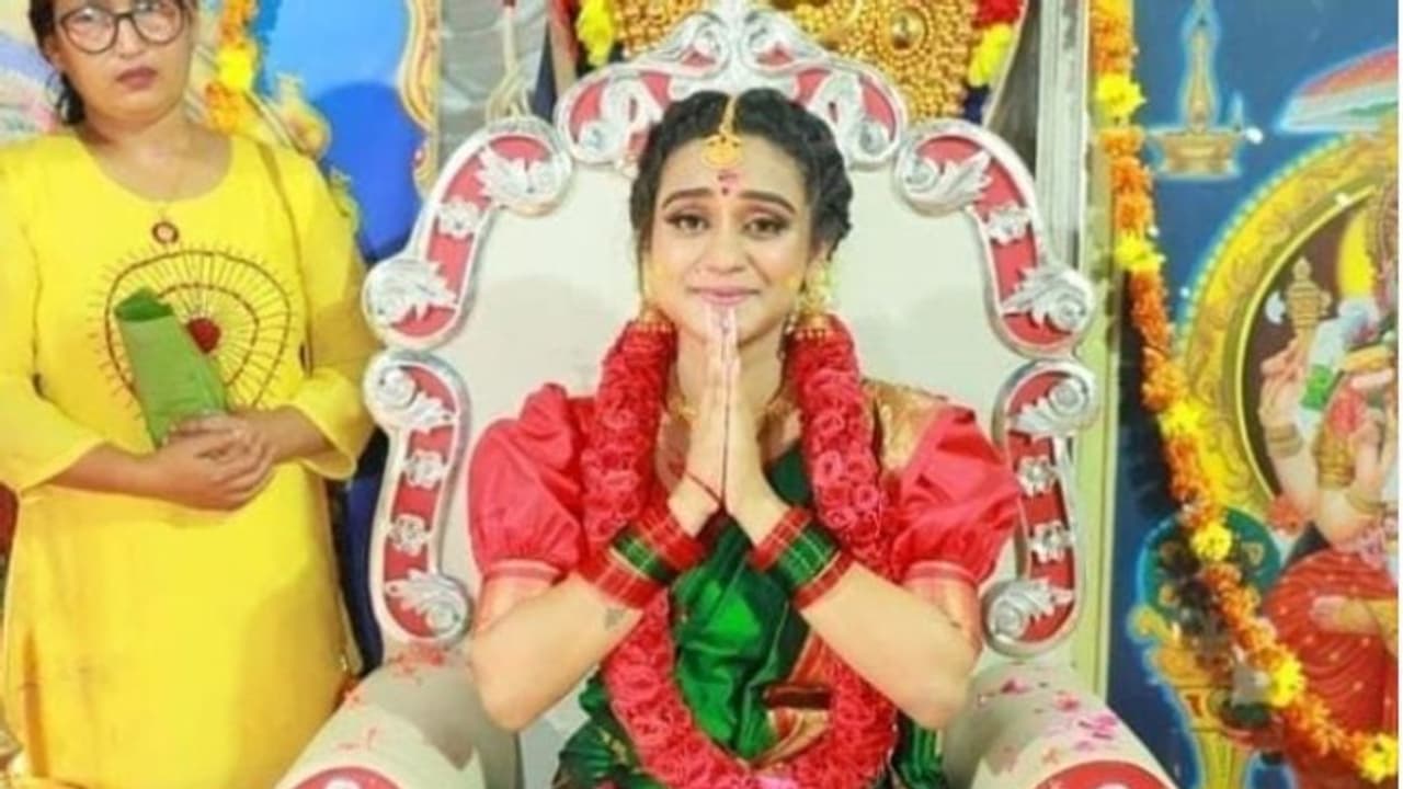 Lakshmi Nakshathra : പട്ടുസാരിയുടുത്ത് കൈകൂപ്പി നിറകണ്ണുമായി ലക്ഷ്‍മി നക്ഷത്ര