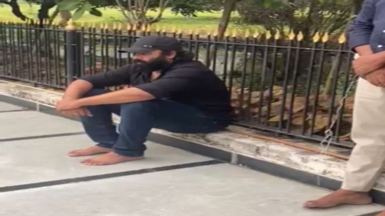 మా పెద్దమ్మ ఏనాడూ గడప దాటలేదు... ఆమెపై నీలాపనిందలా..: నారా రోహిత్ ఆవేదన మా పెద్దమ్మ ఏనాడూ గడప దాటలేదు... ఆమెపై నీలాపనిందలా..: నారా రోహిత్ ఆవేదన