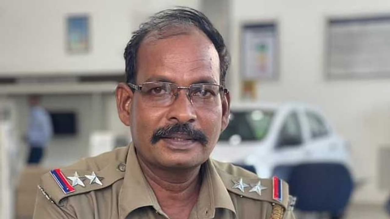 சப் இன்ஸ்பெக்டரை நான் ஏன் வெட்டிக் கொன்றேன்... மணிகண்டன் பரபரப்பு வாக்குமூலம்..! சப் இன்ஸ்பெக்டரை நான் ஏன் வெட்டிக் கொன்றேன்... மணிகண்டன் பரபரப்பு வாக்குமூலம்..!