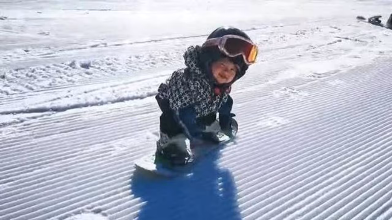 പ്രായം വെറും 11 മാസം, സ്നോബോർഡിൽ പാഞ്ഞ് കുഞ്ഞ്, അന്തംവിട്ട് ആളുകള് പ്രായം വെറും 11 മാസം, സ്നോബോർഡിൽ പാഞ്ഞ് കുഞ്ഞ്, അന്തംവിട്ട് ആളുകള്