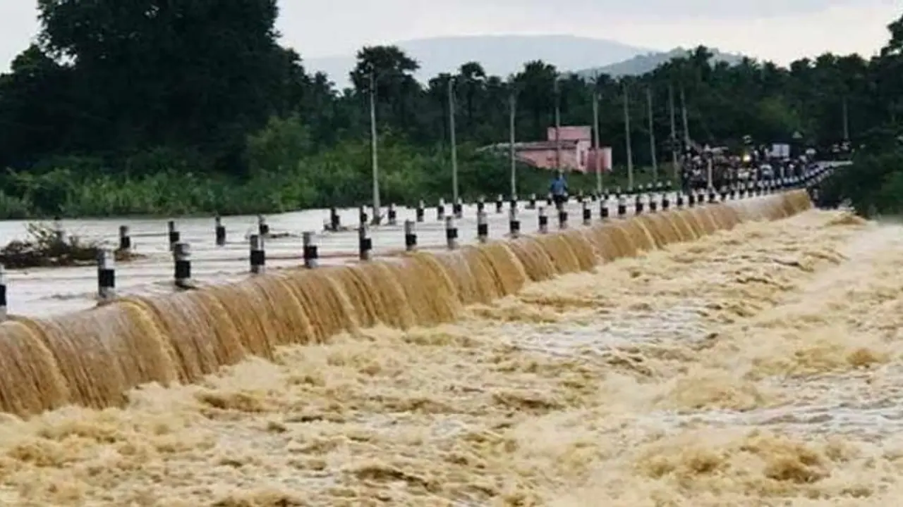 தொடர் மழை காரணமாக பாலாற்றில் வெள்ளப்பெருக்கு... 30 கிராமங்களுக்கு வெள்ள அபாய எச்சரிக்கை!! தொடர் மழை காரணமாக பாலாற்றில் வெள்ளப்பெருக்கு... 30 கிராமங்களுக்கு வெள்ள அபாய எச்சரிக்கை!!