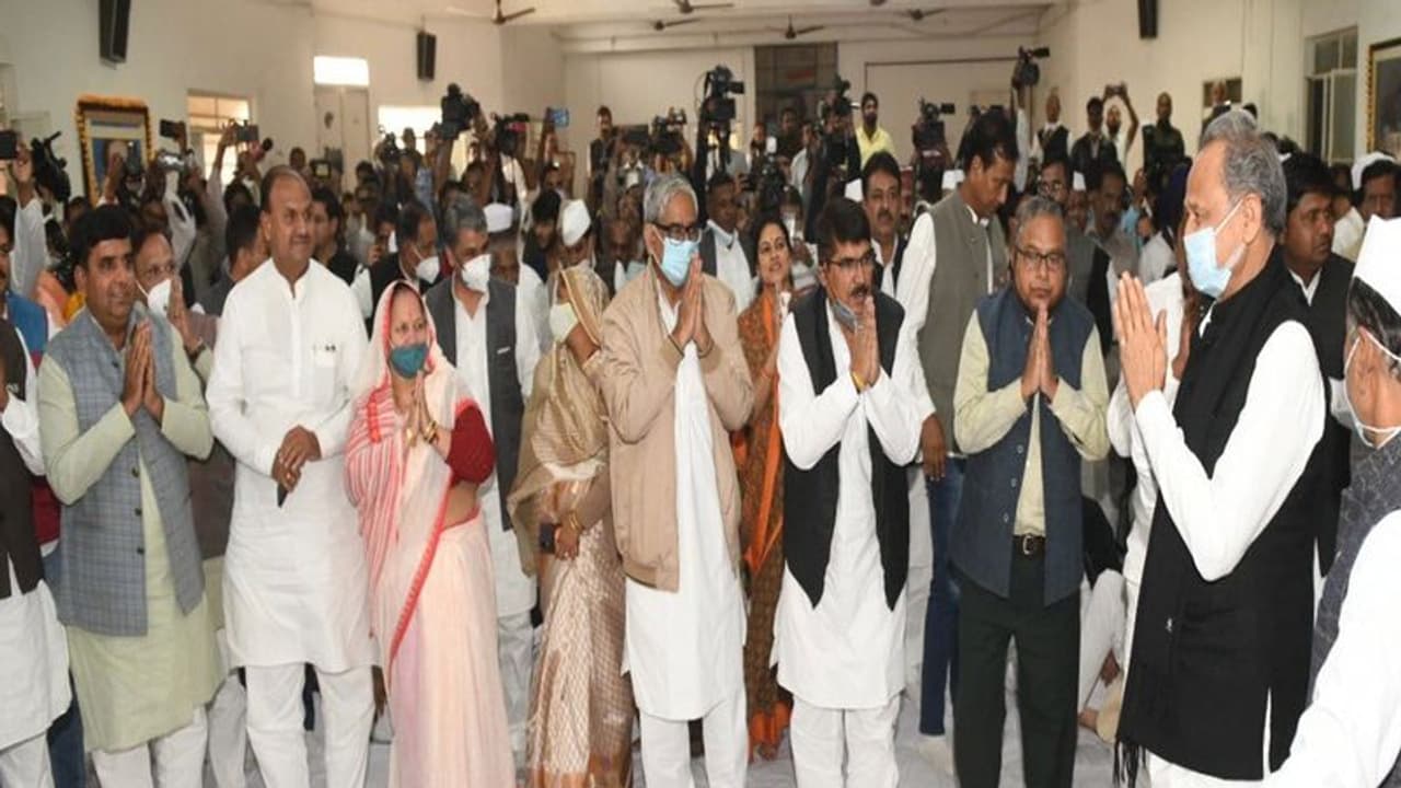 अशोक गहलोत सरकार के तीन साल, जाने कैसा रहा राजस्थान के विकास का हाल, कभी सचिन पायलट से खटास, कभी यू टर्न अशोक गहलोत सरकार के तीन साल, जाने कैसा रहा राजस्थान के विकास का हाल, कभी सचिन पायलट से खटास, कभी यू टर्न