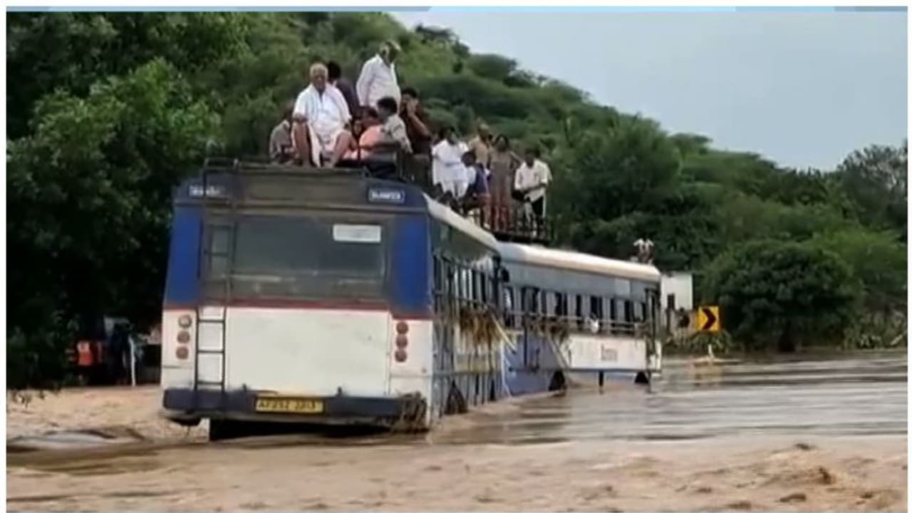 ആന്ധ്ര മഴക്കെടുതി;തിരുപ്പതിയിൽ വെള്ളപ്പൊക്കം രൂക്ഷം, കേരളത്തില്‍ നിന്നുള്ള ട്രെയിനുകൾ പുനരാരംഭിക്കുന്നത് വൈകും